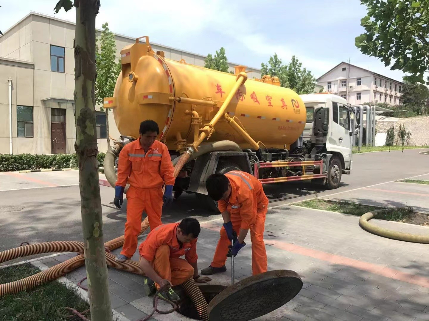 桃城管道疏通车停在窨井附近