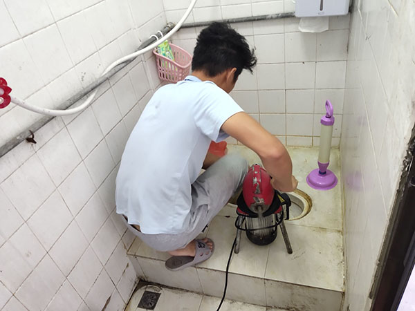 桃城管道堵塞冒臭气 专业师傅现场解决问题