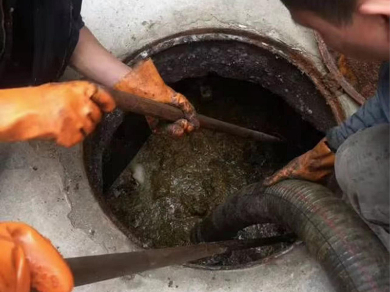 桃城清理化粪池时如何避免沼气的危害？